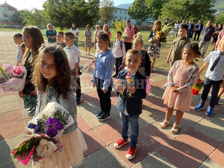 Над 650 първолаци прекрачиха училищния праг във Враца СНИМКИ